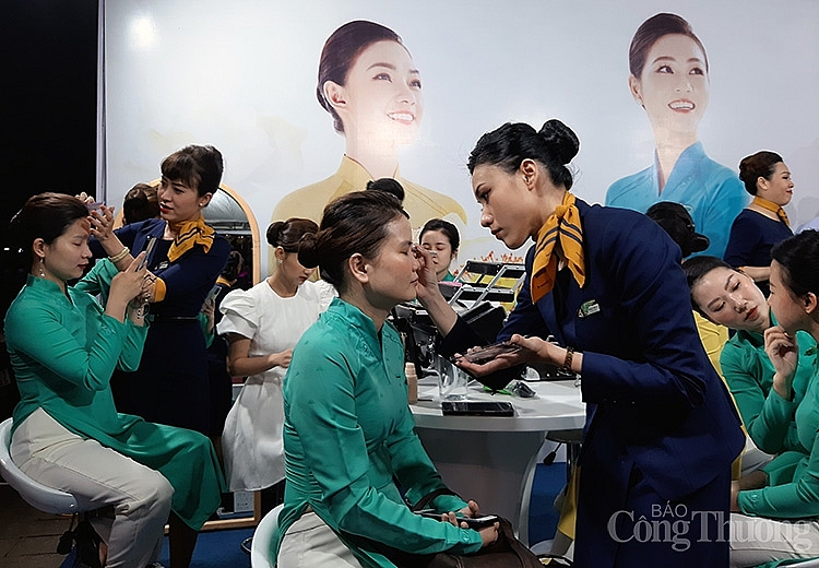 Để hoạt động Lễ hội có nhiều màu sắc, thu hút đông đảo lượng khách đến, Vietnam Airlines còn có các hoạt động trải nghiệm làm tiếp viên hàng không; trải nghiệm từ khâu bảo quản đến khâu phục vụ đồ ăn, đồ uống trên máy bay;… Để hoạt động Lễ hội có nhiều màu sắc, thu hút đông đảo lượng khách đến, Vietnam Airlines còn có các hoạt động trải nghiệm làm tiếp viên hàng không; trải nghiệm từ khâu bảo quản đến khâu phục vụ đồ ăn, đồ uống trên máy bay;…