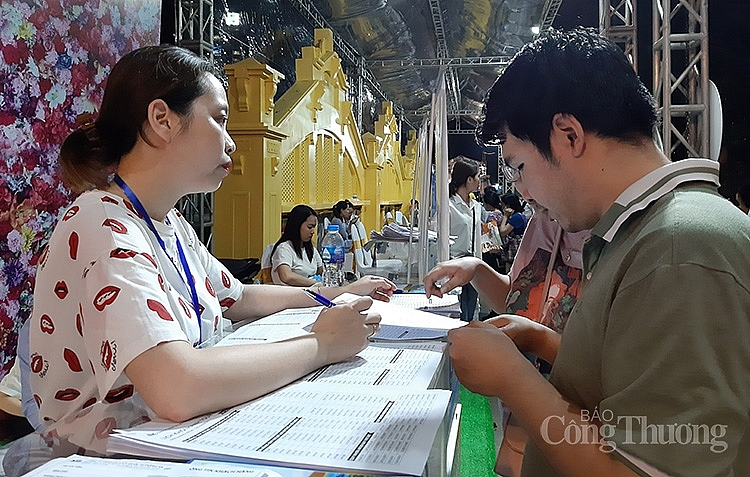 Người tiêu dùng tìm hiểu các gói kích cầu du lịch trong dịp này. Người tiêu dùng tìm hiểu các gói kích cầu du lịch trong dịp này.