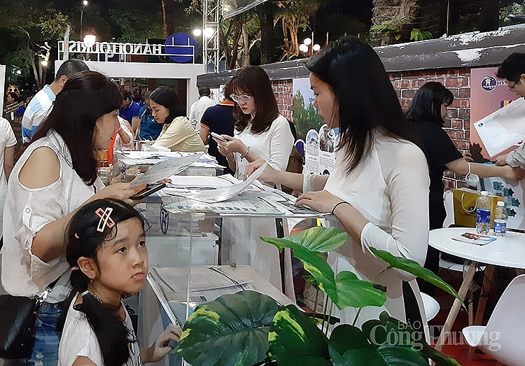 Với khẩu hiệu “Người Việt Nam đi du lịch Việt Nam”, sự kiện Lễ hội Du lịch và Văn hóa ẩm thực Hà Nội 2021 sẽ giúp người dân tiếp cận các chương trình khuyến mại, qua đó hỗ trợ DN du lịch hồi phục khi dịch Covid-19 được kiểm soát. Với khẩu hiệu “Người Việt Nam đi du lịch Việt Nam”, sự kiện Lễ hội Du lịch và Văn hóa ẩm thực Hà Nội 2021 sẽ giúp người dân tiếp cận các chương trình khuyến mại, qua đó hỗ trợ DN du lịch hồi phục khi dịch Covid-19 được kiểm soát.