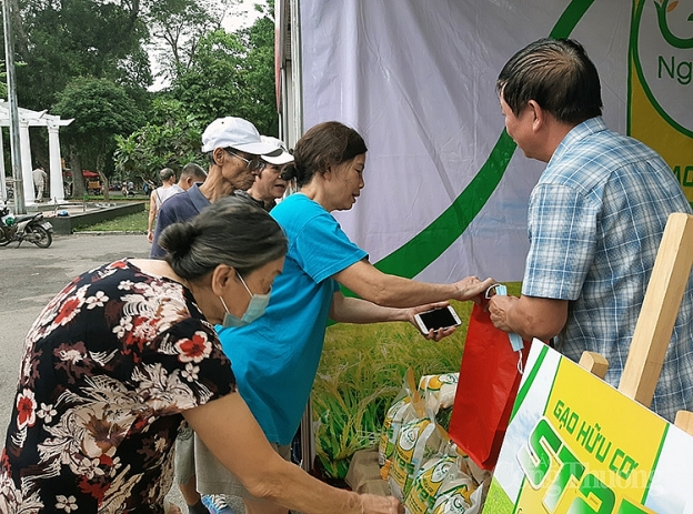 Cùng với đó, đặc sản gạo ST25 cũng được người tiêu dùng Thủ đô lựa chọn Cùng với đó, đặc sản gạo ST25 cũng được người tiêu dùng Thủ đô lựa chọn