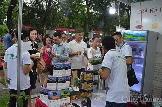 Đông đảo người tiêu dùng Thủ đô đã đến tham quan, thử sản phẩm tại Tuần hàng Đông đảo người tiêu dùng Thủ đô đã đến tham quan, thử sản phẩm tại Tuần hàng