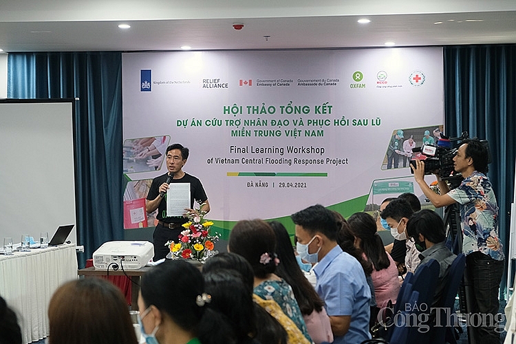 2. Ông Phạm Quang Tú, Phó Giám đốc Quốc gia, Tổ chức Oxfam tại Việt Nam phát biểu khai mạc hội thảo