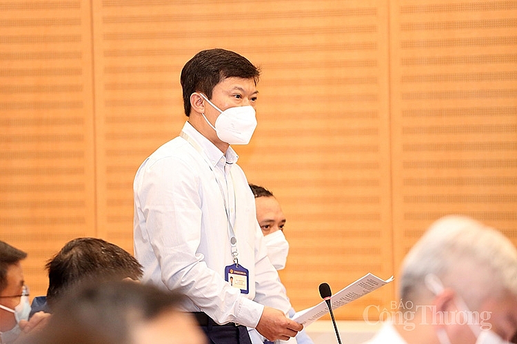 Ông Hà Anh Tuấn - Phó Chủ tịch UBND quận Đống Đa thông tin tại cuộc họp báo Ông Hà Anh Tuấn - Phó Chủ tịch UBND quận Đống Đa thông tin tại cuộc họp báo