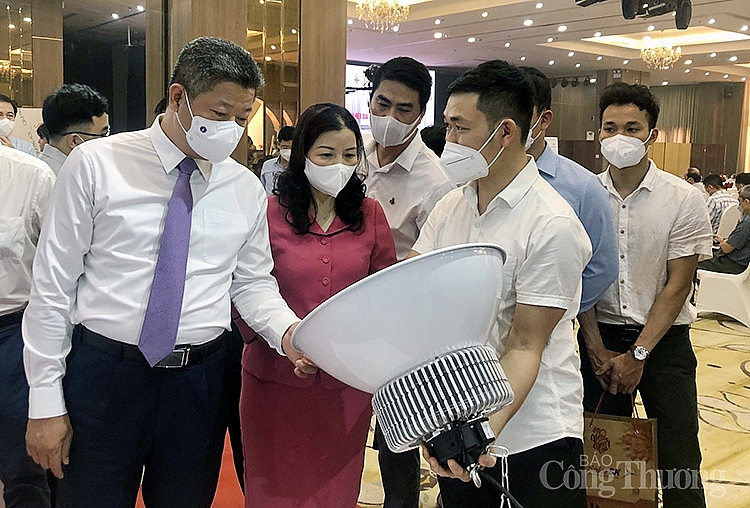 Lãnh đạo thành phố Hà Nội tham quan gian hàng của các doanh nghiệp ngành Điện thành phố bên lề Hội nghị Lãnh đạo thành phố Hà Nội tham quan gian hàng của các doanh nghiệp ngành Điện thành phố bên lề Hội nghị