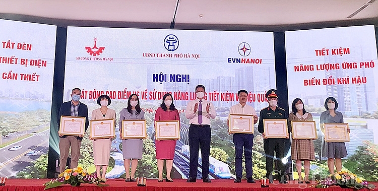 UBND thành phố Hà Nội đã trao bằng khen cho các tập thể, cá nhân có thành tích trong triển khai chương trình sử dụng năng lượng tiết kiệm và hiệu quả thành phố Hà Nội năm 2022 UBND thành phố Hà Nội đã trao bằng khen cho các tập thể, cá nhân có thành tích trong triển khai chương trình sử dụng năng lượng tiết kiệm và hiệu quả thành phố Hà Nội năm 2022