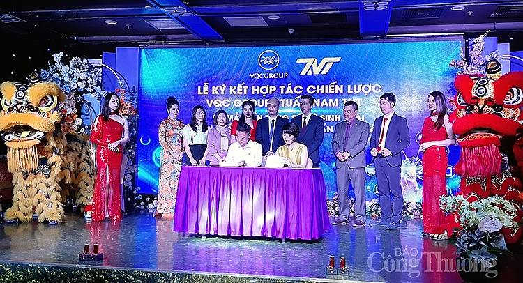 Tổng giám đốc VQC GROUP Ngô Thị Ngọc Mai và Ông Nguyễn Văn Nam, Chủ tịch HĐQT, TGĐ TUẤN NAM TNT Nguyễn Văn Nam ký kết hợp tác chiến lược
