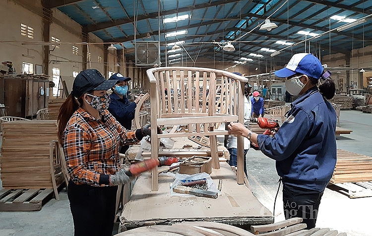 Giá gỗ nguyên liệu nhập khẩu tăng từ 36% đến 52% làm giảm sức cạnh tranh của ngành gỗ. Giá gỗ nguyên liệu nhập khẩu tăng từ 36% đến 52% làm giảm sức cạnh tranh của ngành gỗ.