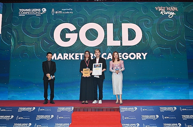 Các quản lý marketing trẻ của công ty Nestlé Việt Nam là Phạm Thái Tuấn, ngành hàng Thực phẩm Maggi và Dương Hồng Nhung, ngành hàng Sữa, với bài trình bày 'Tái Sinh Di Sản Việt Nam'