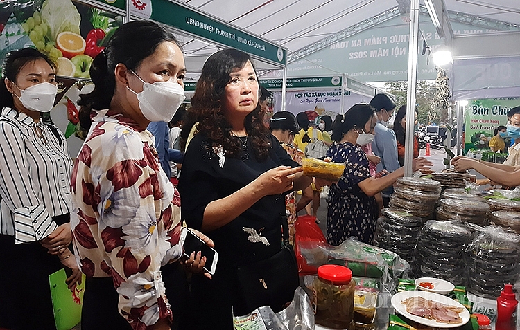 Người tiêu dùng Thủ đô thăm quan mua sắm tại Hội chợ