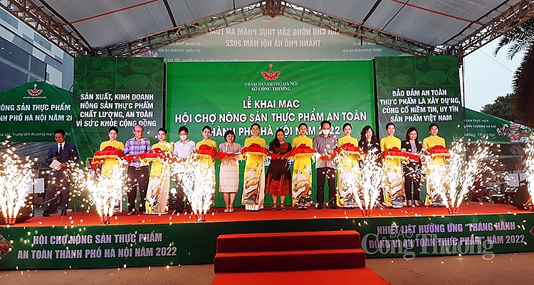 Các đại biểu cắt băng “Hội chợ nông sản thực phẩm an toàn thành phố Hà Nội năm 2022”