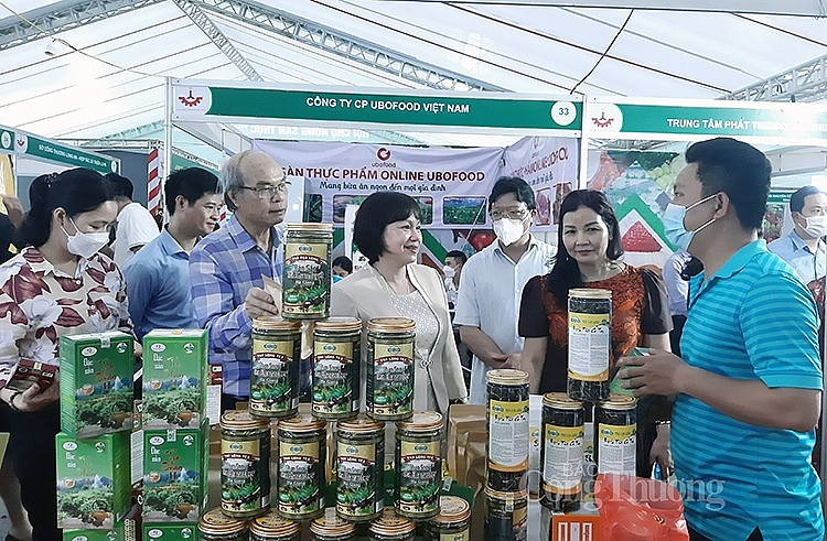 Ông Nguyễn Xuân Thành – Giám đốc Công ty TNHH Xuất nhập khẩu Vạn Long (áo xanh ngoài cùng bên phải) giới thiệu sản phẩm trà Shan Tuyết Hà Giang với đại biểu Ông Nguyễn Xuân Thành – Giám đốc Công ty TNHH Xuất nhập khẩu Vạn Long (áo xanh ngoài cùng bên phải) giới thiệu sản phẩm trà Shan Tuyết Hà Giang với đại biểu