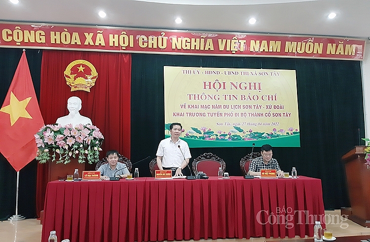 Ông Nguyễn Huy Khánh - Chủ tịch UBND thị xã Sơn Tây thông tin tại Hội nghị Ông Nguyễn Huy Khánh - Chủ tịch UBND thị xã Sơn Tây thông tin tại Hội nghị