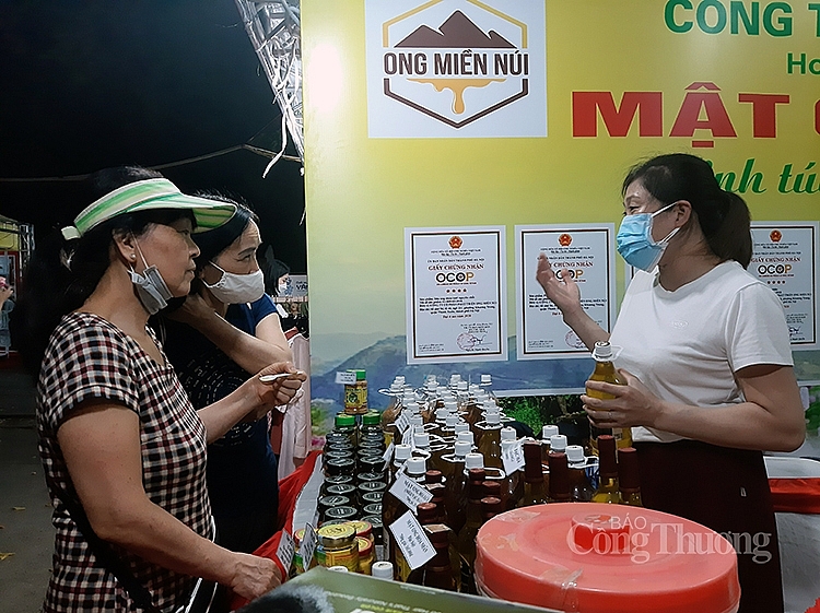 Người tiêu dùng thăm quan mua sắm sản phẩm tại Tuần hàng Việt năm 2022