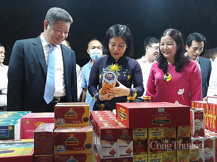 Lãnh đạo thành phố Hà Nội thăm quan gian hàng tại Tuần hàng Việt năm 2022