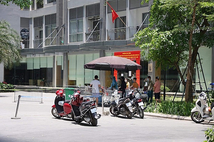 Tính đến trưa ngày 4/5, toàn bộ phía sảnh trước tòa Park 10 Khu đô thị TimeCity (Mai Động, quận Hoàng Mai) đã được thiết lập hàng rào kiểm soát dịch tễ. Tính đến trưa ngày 4/5, toàn bộ phía sảnh trước tòa Park 10 Khu đô thị TimeCity (Mai Động, quận Hoàng Mai) đã được thiết lập hàng rào kiểm soát dịch tễ.