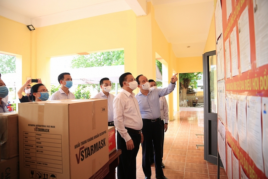 Bí thư Thành ủy Hà Nội Đinh Tiến Dũng và các đồng chí lãnh đạo TP kiểm tra công tác chuẩn bị bầu cử và phòng, chống dịch Covid-19 tại khu vực bỏ phiếu số 1, xã Kim Chung, huyện Đông Anh Bí thư Thành ủy Hà Nội Đinh Tiến Dũng và các đồng chí lãnh đạo TP kiểm tra công tác chuẩn bị bầu cử và phòng, chống dịch Covid-19 tại khu vực bỏ phiếu số 1, xã Kim Chung, huyện Đông Anh