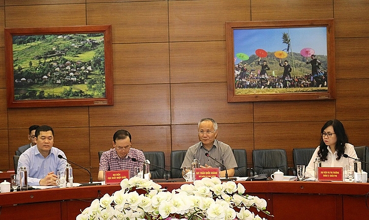 Đoàn công tác của Bộ Công Thương do Thứ trưởng Trần Quốc Khánh làm trưởng đoàn đã làm việc với UBND tỉnh Lào Cai về tình hình thương mại biên giới, xuất khẩu nông thủy sản, thực phẩm Việt Nam sang thị trường Trung Quốc. Đoàn công tác của Bộ Công Thương do Thứ trưởng Trần Quốc Khánh làm trưởng đoàn đã làm việc với UBND tỉnh Lào Cai về tình hình thương mại biên giới, xuất khẩu nông thủy sản, thực phẩm Việt Nam sang thị trường Trung Quốc.