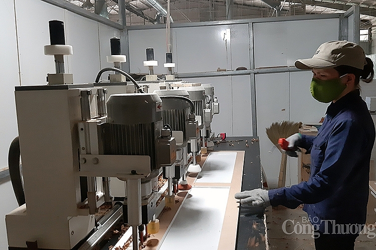 Một khâu trong sản xuất tủ bếp Một khâu trong sản xuất tủ bếp