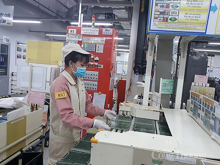 công ty đã bố trí công nhân làm việc đảm bảo khoảng cách. 