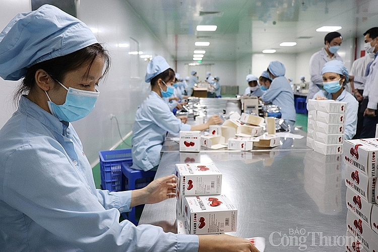 Người lao động đang làm việc tại Công ty Cổ phần Dược phẩm Megapharco đảm bảo khoảng cách phòng chống dịch Covid-19 Người lao động đang làm việc tại Công ty Cổ phần Dược phẩm Megapharco đảm bảo khoảng cách phòng chống dịch Covid-19