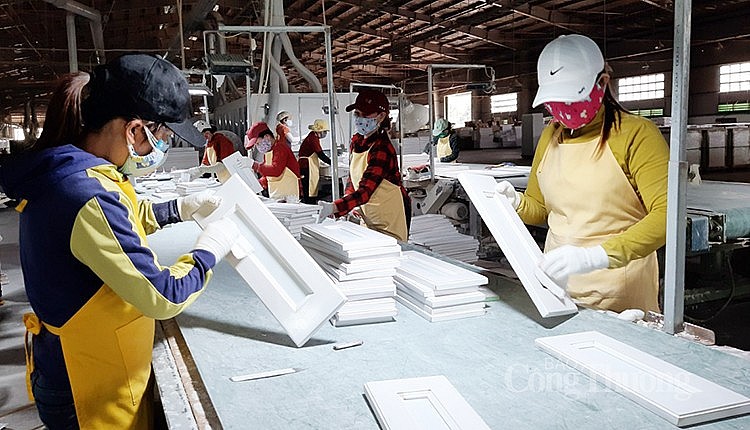 một trong những công đoạn sản xuất tủ gỗ của Công ty CP kỹ nghệ Tiến Đạt một trong những công đoạn sản xuất tủ gỗ của Công ty CP kỹ nghệ Tiến Đạt