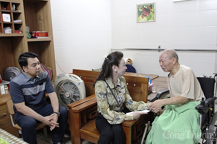 hanoisme tham hoi tang qua gia dinh thuong binh liet sy