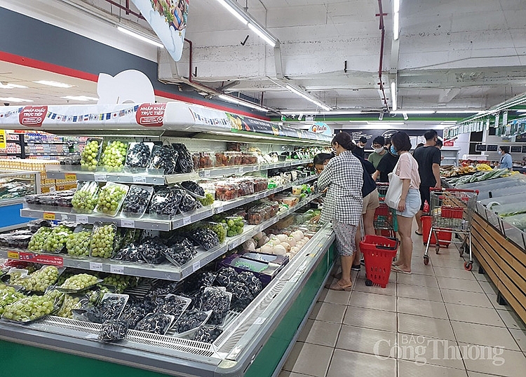 Người tiêu dùng mua hàng tại Vinmart Võ Thị Sáu Người tiêu dùng mua hàng tại Vinmart Võ Thị Sáu