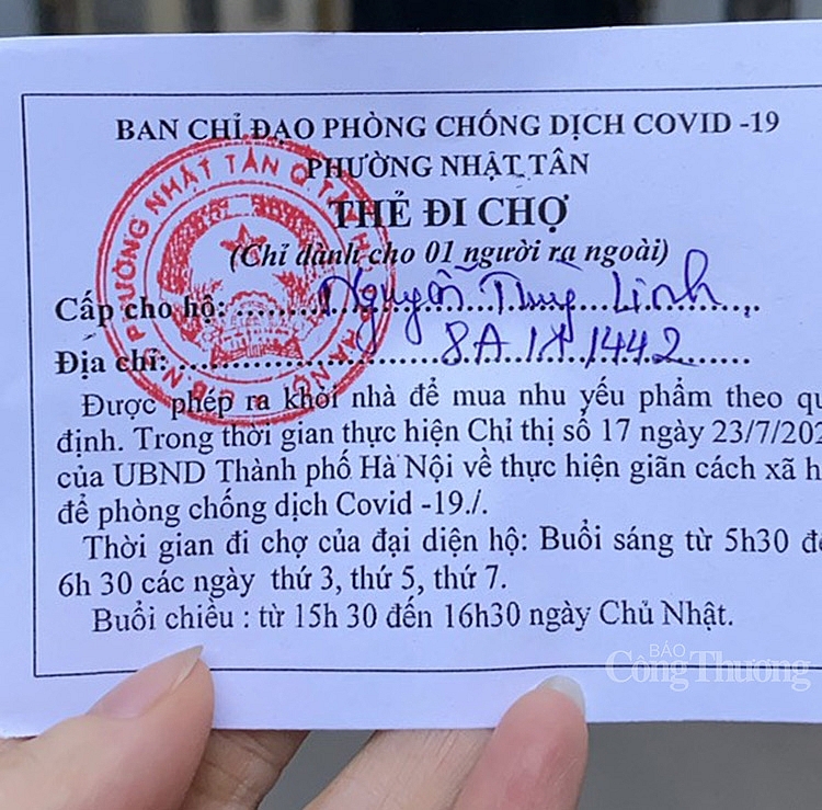 Hà Nội: Phường Nhật Tân thực hiện phát thẻ đi chợ theo giờ cho người dân đảm bảo công tác phòng chống dịch Covid-19