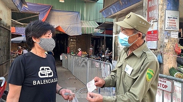 Việc phát thẻ vào chợ được người dân rất đồng tình nhằm bảo đảm phòng, chống dịch Covid-19 Việc phát thẻ vào chợ được người dân rất đồng tình nhằm bảo đảm phòng, chống dịch Covid-19