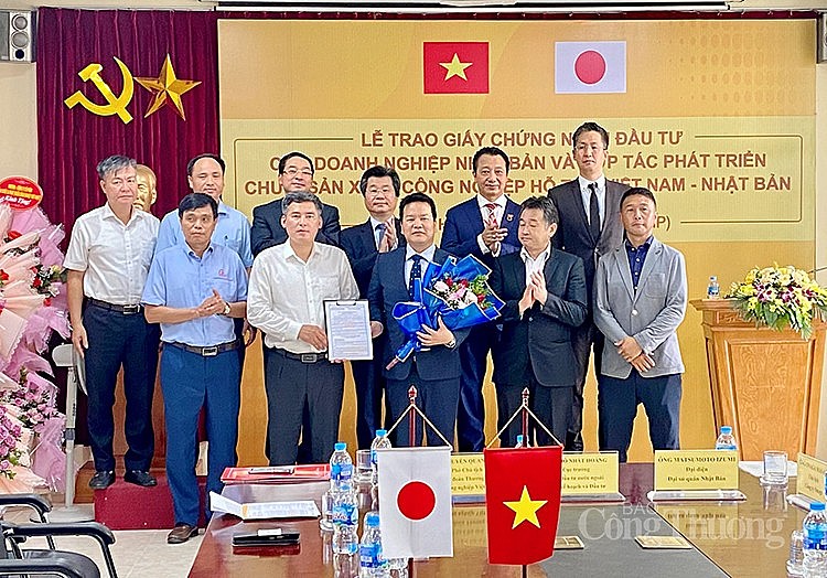 đại diện khu công nghiệp Hanssip đã trao giấy chứng nhận đầu tư cho Công ty Onaga (Nhật Bản), đại diện khu công nghiệp Hanssip đã trao giấy chứng nhận đầu tư cho Công ty Onaga (Nhật Bản),