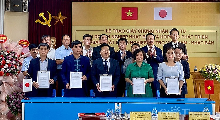 Lễ ký hợp đồng, thoả thuận hợp tác tư vấn hỗ trợ, chuyển giao công nghệ giữa Onaga – Công ty IDS với nhóm các doanh nghiệp sản xuất công nghiệp hỗ trợ Việt Nam Lễ ký hợp đồng, thoả thuận hợp tác tư vấn hỗ trợ, chuyển giao công nghệ giữa Onaga – Công ty IDS với nhóm các doanh nghiệp sản xuất công nghiệp hỗ trợ Việt Nam