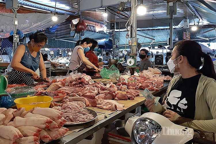 Người tiêu dùng mua thịt lợn tại chợ Nghĩa Tân (quận Cầu Giấy, Hà Nội) Người tiêu dùng mua thịt lợn tại chợ Nghĩa Tân (quận Cầu Giấy, Hà Nội)