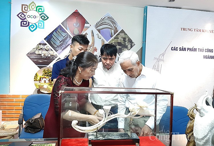 Chuyên gia thủ công mỹ nghệ Vũ Huy Thiều xem xét và góm ý cho từng nhóm sản phẩm tham gia Cuộc thi để hoàn thiện tốt nhất các mẫu sản phẩm dự thi Chuyên gia thủ công mỹ nghệ Vũ Huy Thiều xem xét và góm ý cho từng nhóm sản phẩm tham gia Cuộc thi để hoàn thiện tốt nhất các mẫu sản phẩm dự thi