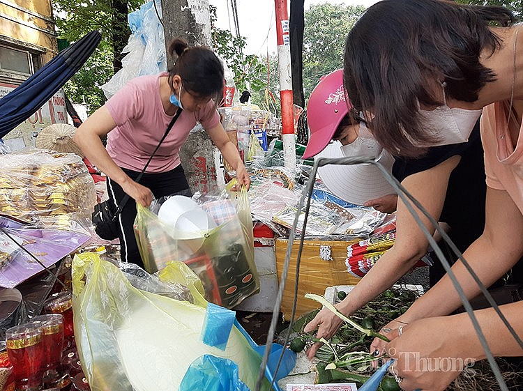 Góc quầy hàng vàng mã cũng tấp nập khách vào mua