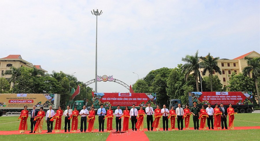 Nghi thức cắt băng khai trương Lễ hội nhãn lồng Hưng Yên năm 2022