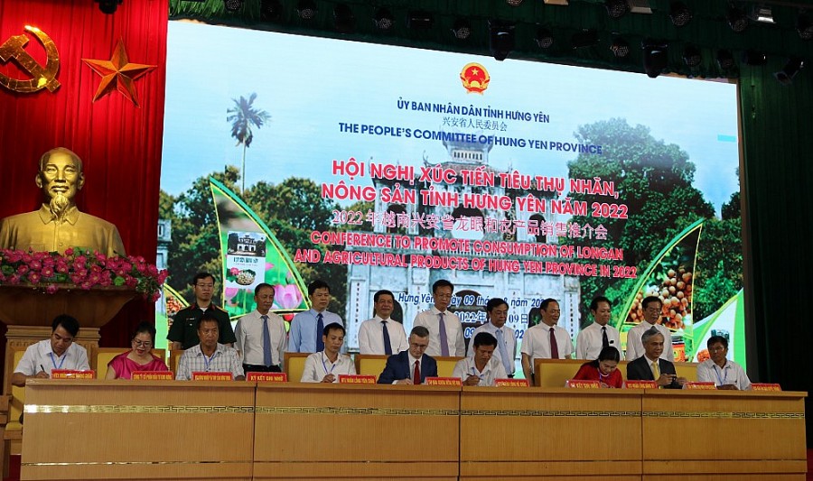 1 Đại diện tập đoàn Central Retail (giữa) ký kết Thỏa thuận hợp tác (MOU) với các Doanh nghiệp, Hợp tác xã trên địa bàn tỉnh Hưng Yên