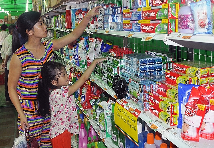 Người tiêu dùng mua hàng Việt tại phiên chợ Việt tổ chức tại huyện Thanh Trì 3121-ngyyi-tieu-dung-mua-hang-viyt-tyi-phien-chy-viyt-ty-chyc-tyi-huyyn-thanh-tri