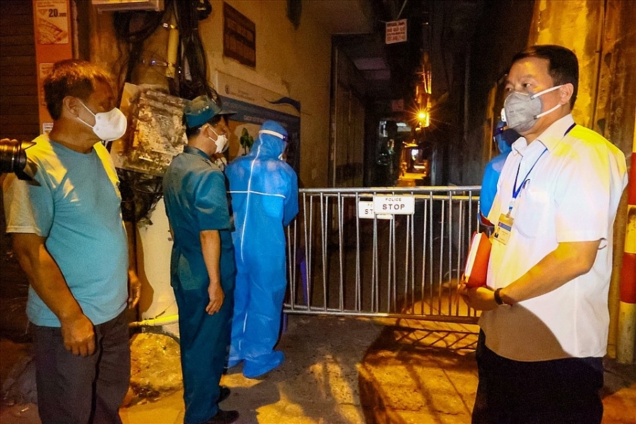  0h ngày 12.9, lãnh đạo UBND phường Chương Dương thông báo quyết định dỡ bỏ khu vực cách ly.