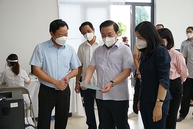 Trong buổi kiểm tra một số địa phương chiều nay, Phó Chủ tịch UBND TP. Hà Nội Chử Xuân Dũng để nghị các quận, huyện cần đẩy nhanh công tác tiêm chủng vaccine COVID-19 trên tinh thần “vaccine tốt nhất là vaccine được tiêm sớm nhất” và lấy mẫu xét nghiệm diện rộng nhưng phải bảo đảm an toàn phòng chống dịch.