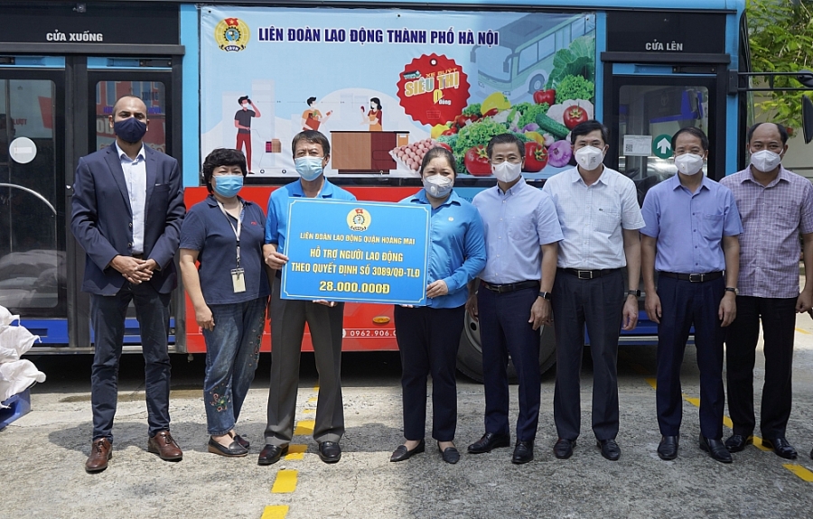 LĐLĐ quận Hoàng Mai hỗ trợ bữa ăn ca cho công nhân “3 tại chỗ” Công ty TNHH ABB Power Grids Việt Nam LĐLĐ quận Hoàng Mai hỗ trợ bữa ăn ca cho công nhân “3 tại chỗ” Công ty TNHH ABB Power Grids Việt Nam