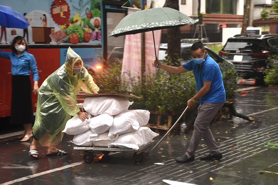 Trời mưa tầm tã nhưng cũng không ngăn được tinh thần, sự nhiệt huyết của cán bộ Công đoàn Thủ đô cẩn thận chuyển hàng hỗ trợ đoàn viên, NLĐ khó khăn.