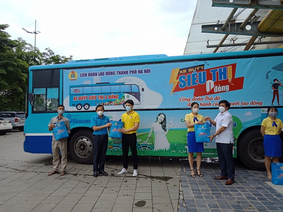 Đồng chí Nguyễn Chính Hữu – Phó Chủ tịch Liên đoàn Lao động thành phố Hà Nội động viên người lao động Công ty TNHH VHC 