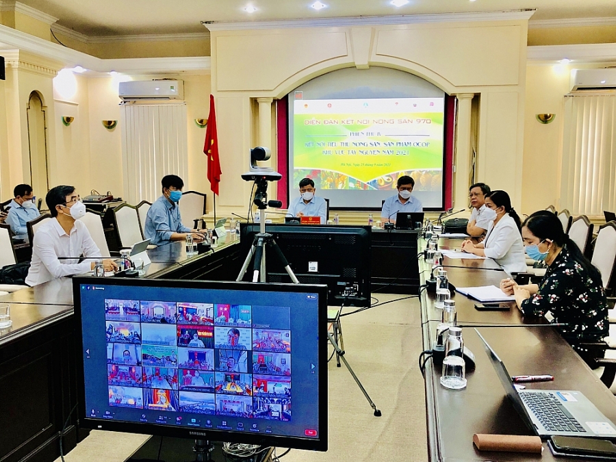 Diễn đàn nông sản 970 với chủ đề kết nối tiêu thụ nông sản và các sản phẩm OCOP các tỉnh Tây Nguyên thực sự là cầu nối để các nhà quản lý, nhà doanh nghiệp, người nông dân có cơ hội được gặp gỡ, trao đổi để tháo gỡ các rào cản vướng mắc gặp phải trong quá trình tổ chức quản lý, sản xuất, phân phối tiêu thụ nông sản của khu vực trong tình hình đại dịch Covid-19 vẫn còn diễn biến hết sức phức tạp. Diễn đàn nông sản 970 với chủ đề kết nối tiêu thụ nông sản và các sản phẩm OCOP các tỉnh Tây Nguyên thực sự là cầu nối để các nhà quản lý, nhà doanh nghiệp, người nông dân có cơ hội được gặp gỡ, trao đổi để tháo gỡ các rào cản vướng mắc gặp phải trong quá trình tổ chức quản lý, sản xuất, phân phối tiêu thụ nông sản của khu vực trong tình hình đại dịch Covid-19 vẫn còn diễn biến hết sức phức tạp.