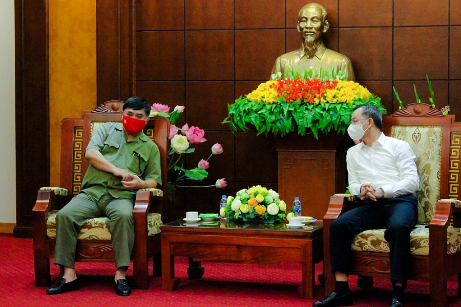 Ông Ngô Văn Tuấn-Bí thư Tỉnh ủy Hòa Bình (bìa phải) và ôngNguyễn Hữu Đường- Đại diện Kamala Holding (bìa trái) trao đổi định hướng đầu tư xây dựng Kamala World Kim Bôi