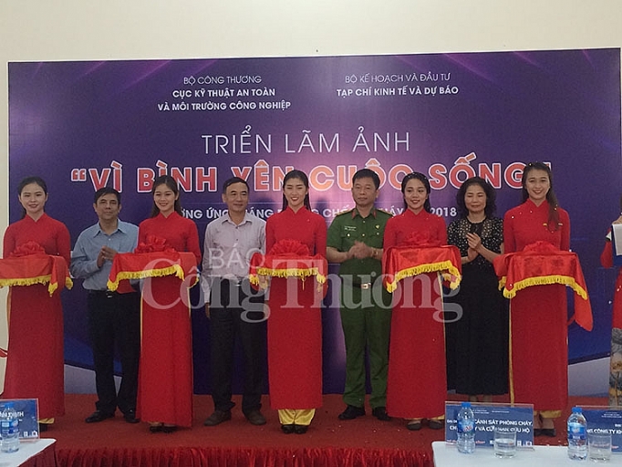 Khai mạc triển lãm ảnh “Vì bình yên cuộc sống” khai mac trien lam anh vi binh yen cuoc song