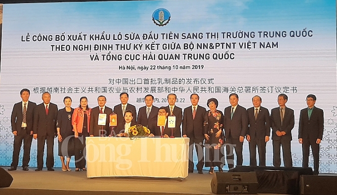 xuat khau lo san pham sua dau tien cua viet nam sang thi truong trung quoc