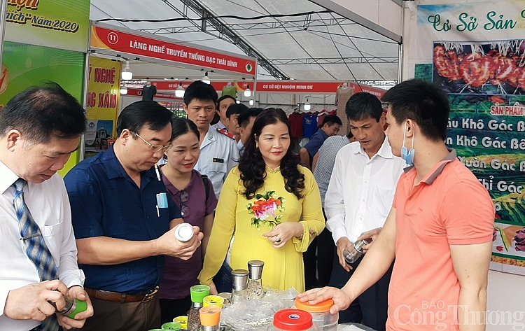 Tham quan gian hàng tại  Tuần hàng Việt thành phố Hà Nội năm 2020 1327-tuan-hang-viet-tp-ha-noi-tai-thi-xa-son-tay