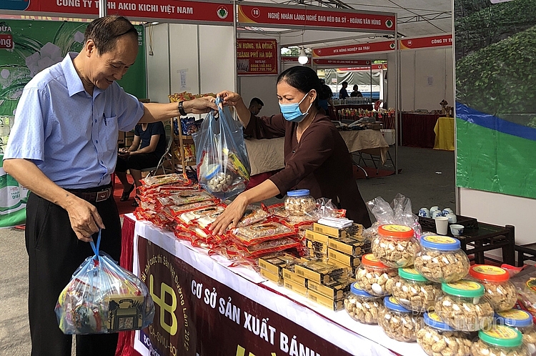 Người tiêu dùng mua sản phẩm tại Tuần hàng Việt 1431-khach-hang-tham-quan-mua-san-pjam-tai-tuan-hang-viet-tp-ha-noi-tai-thi-xa-son-tay
