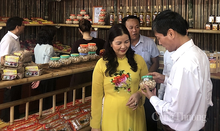 Sản phẩm trưng bày và bán tại các điểm giới thiệu là các sản phẩm 3 sao trở lên 1607-san-pham-ocop-bay-ban-tai-diem-gioi-thieu-quang-ba-san-pham-ocop