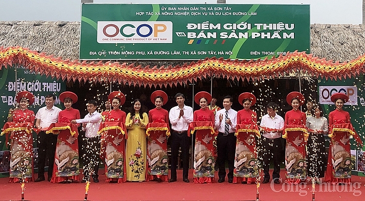 Căt băng Lễ khai trương điểm giới thiệu và bán sản phẩm OCOP trên địa bàn thị xã Sơn Tây 1730-cat-bang-khai-mac-gian-hang-ocop-tai-thi-xa-son-tay